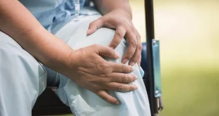 wanita duduk sakit tulang kaki