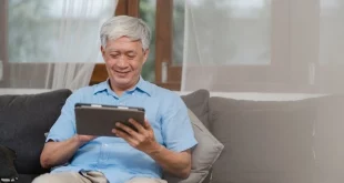 kakek sedang mengoperasikan tablet