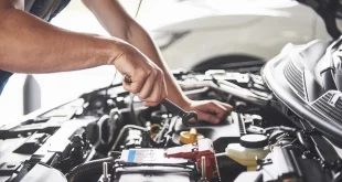 mekanik-sedang-memperbaiki mesin mobil